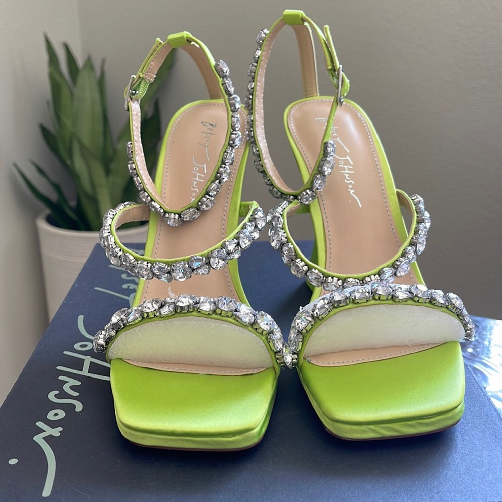 New Betsey Johnson Perry Dress Sandals in Neon Green. Size 9.